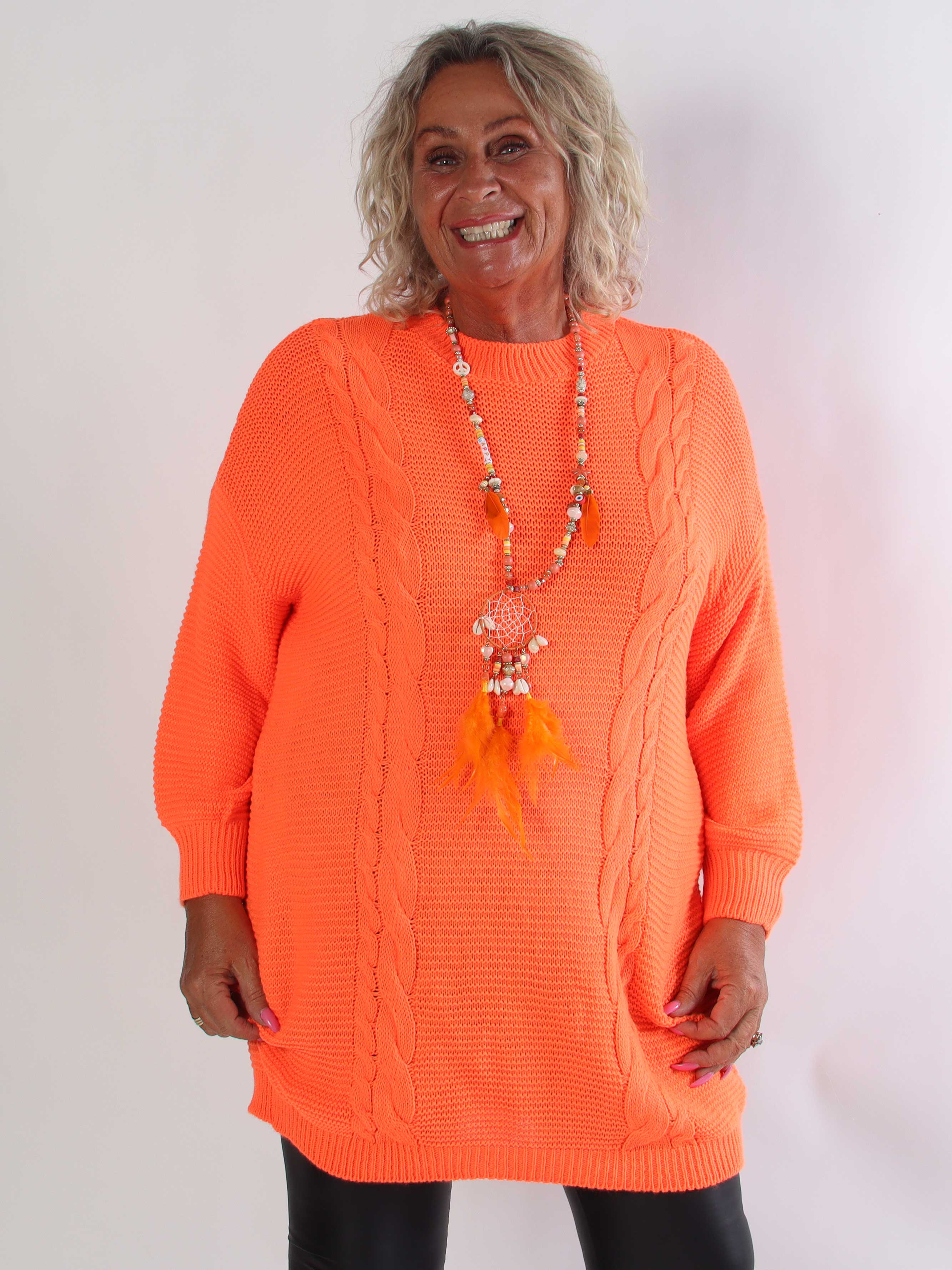 Mila - Plus size strikkjole med kabelstrik langs siderne
